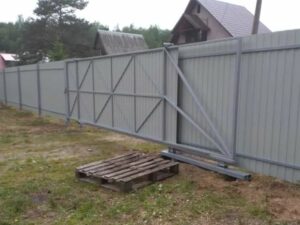 Откатные ворота на винтовых сваях из профнастила 4150х2000